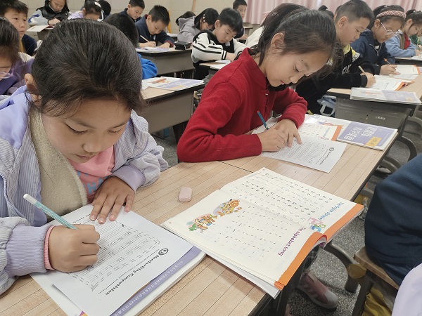 绘创意字母 品魅力英语 