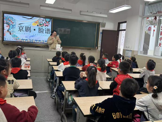 家校共育伴成长 多彩课堂润童心